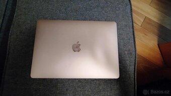 Zlatý MacBook Air 13' (2020) s procesorem i5 - 4