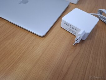 Macbook Air 13 palců M1 chip 16GB RAM 256 SSD - 4