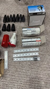 elektro instalační material jističe, světla, vidlice, zásuvk - 4