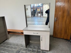kadeřnický nebo kosmetický stolek se zrcadly a recepci - 4