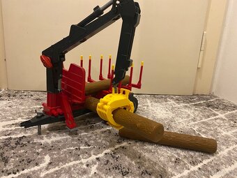 Bruder Přepravník na dřevo s rukou + maják se zvuky - 4