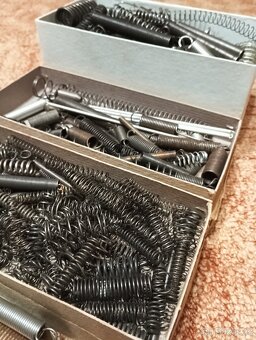 tři krabičky pružin z pozůstalosti nové - 4