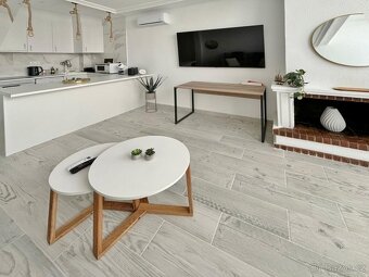 Stylový apartmán 2+kk po rekonstrukci jen 200 m od pláže - 4