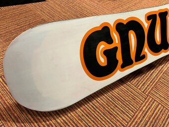 Snowboard GNU Riders Choice 157 cm s vázáním Fastec - 4