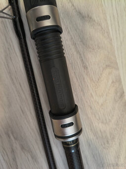 Nash Pruty Entity 3,66 m (12 ft) 3,0lb, 2 díl +obal Prologic - 4