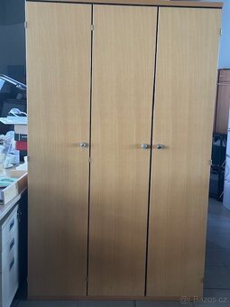 šatní třídveřová skříň - 4