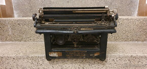 Staré hodiny a psací stroj - 4