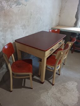 Sestava kuchyňského stolu a čtyř židlí - 4