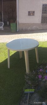 Plastové židle a stůl - 4