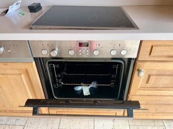 Kuchyně světlý dub masiv se značkovými spotřebiči,5684 - 4