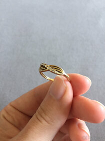 Prodám zlatý prsten se zirkony - 4