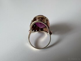 Zlatý prsten s červ. kamenem – zlato 585/1000 (14 kt), 7,6g - 4