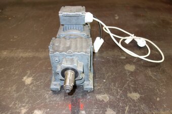 Elektromotor s převodovkou 53 ot./min - 4