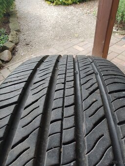 Prodám pneu 215 65r17 - 4