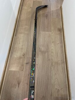 Hokejka Bauer TWITCH - 77 flex, P92 levá, černá custom - 4