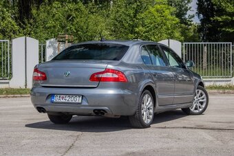 Škoda Superb 3.6 FSI V6 4x4 Elegance DSG / Pano - 4