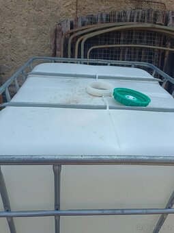 Nádrž 1000Ltr. IBC kontejner v pozinkované kleci 2600Kč - 4