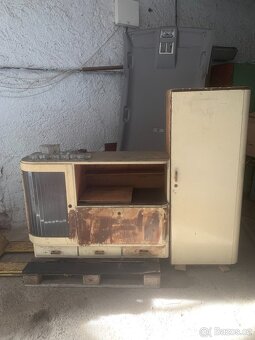 Prodám staré skříně noční stolek skříňku na léky a bedny - 4