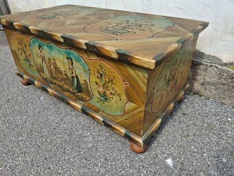 STAROŽITNÁ KRÁSNĚ MALOVANÁ TRUHLA PO RENOVACI - 4