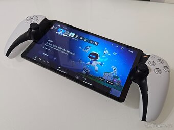 PLAYSTATION 5 SLIM s MECHANIKOU + PLAYSTATION PORTAL REMOTE - 4