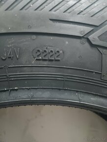 Prodám dvě zimní pneumatiky Barum 205/65R16C - 4