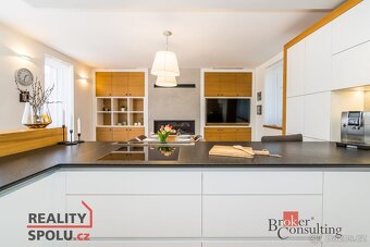 Prodej, komerční/obchodní prostory, 1138 m2, Na Návsi 33, 25 - 4