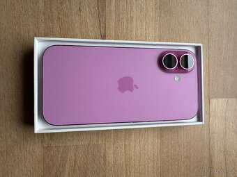 iPhone 16 128 GB – růžový, top stav + krabička, pouzdro, 2× - 4