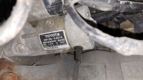 Toyota YARIS 1.0 VVT-i 4.válec tuším r.v. 2006 - 4