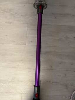 Tyčový a ruční vysavač Dyson V10 - 4