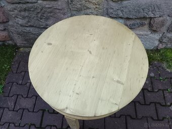 starý kulatý kávový stolek - 4