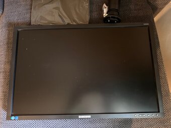 2x monitor Samsung S24E650 + drzak, kabely - komplet - 4
