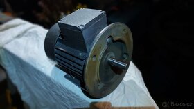 Elektromotor 220/380V , Výkon: 0,37kW,Tvar: patko-přírubový - 4