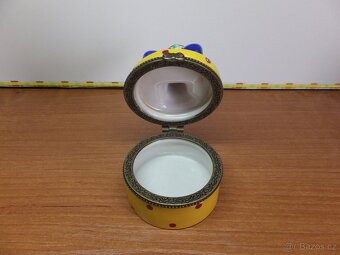 Starožitná kulatá porcelánová šperkovnice - klaun. - 4