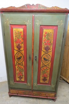 Malovaná skříň po celkové starší renovaci - 4