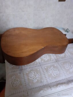 Retro kytara 60 let stará - 4