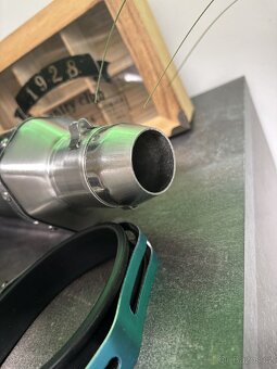 Akrapovič laděná koncovka výfuku na motorku karbon - 4