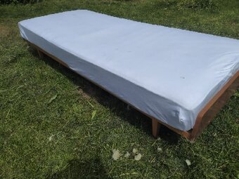 Prodám dřevěnou válendu 80x194 cm včetně matrace - 4