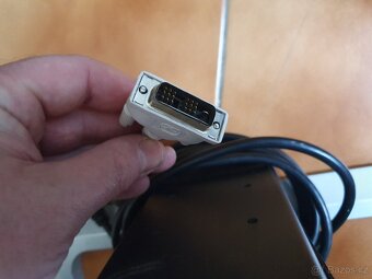 4x HP LP2275w (22palců) DVI a Display port výstup - 4