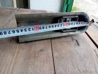 Přívěsná kulová spojka – starší, funkční
- 4