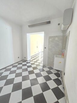 PRONÁJEM OBCHODNÍHO PROSTORU 40m2 - 4
