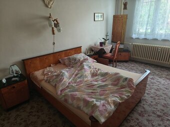 Obývací stěna, postel a skříně - 4