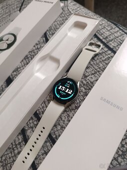 Samsung Galaxy Watch 4 stříbrné - 4