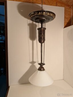 mosazná stará stahovačka, stahovací lustr, bílé stínidlo - 4