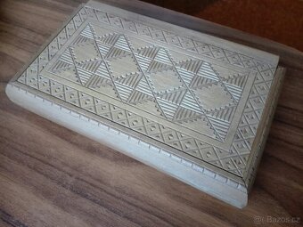 Retro dřevěná krabička - truhlička zdobená řezbou - 4