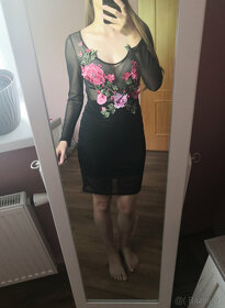 Černé šaty s květinovou výšivkou - 4