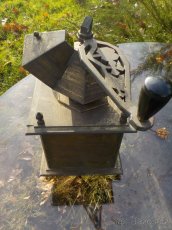 Starožitný mosazný a bakelitový mlýnek na kávu - 4