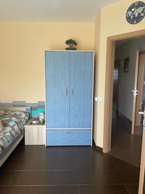 Dětský pokoj stůl, úzká, široká police, šatní skříň - 4
