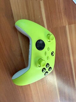 Xbox series s 512gb + 2 ovladače - 4