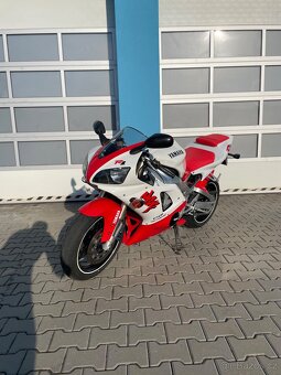 Yamaha YZF R1 - 4