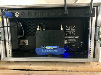 Allen&Heath iLive-R72 a ​​iDR-32 s routerem Linksys v pouzdř - 4